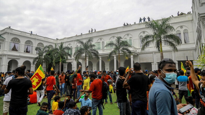 Demonstranten versammeln sich vor der Residenz des Präsidenten. Sie stürmten die Residenz und das nahe gelegene Büro von Präsident Rajapaksa in Colombo.