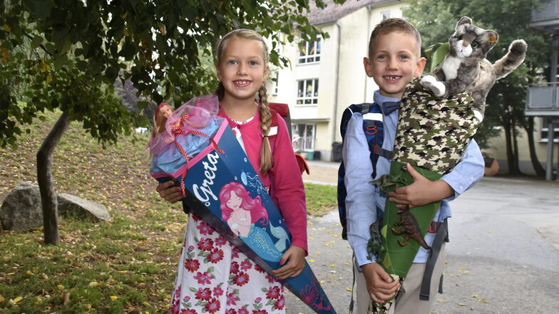 Greta Lafeld und Finn Reinhardt (beide 6) sind stolz, nun endlich in die Grundschule Süd in Radeberg gehen zu dürfen.