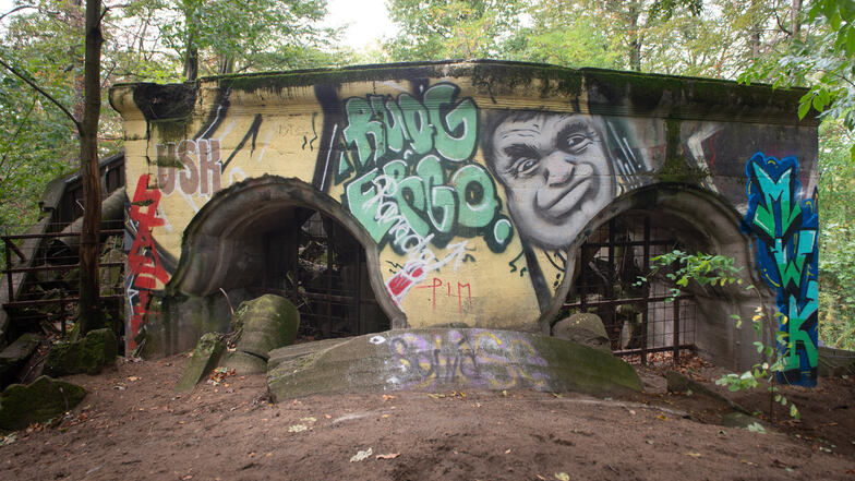 Der alte Sockel des Wolfshügelturms ist heute ringsum mit Graffiti besprüht. 