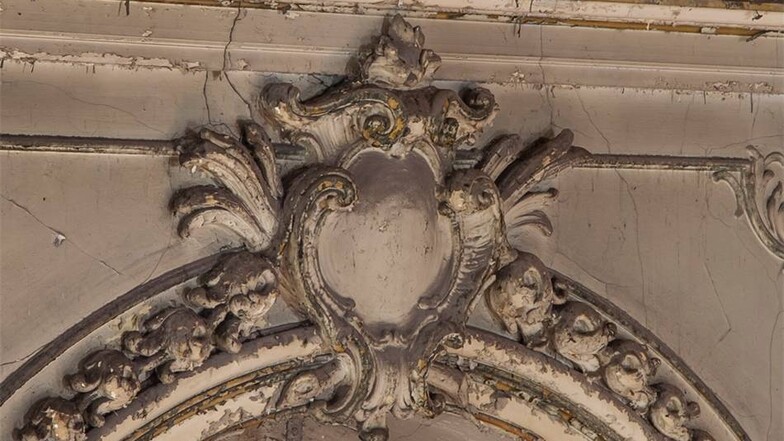 Historisch wertvolle Details der Fassade werden erhalten oder wiederhergestellt.
