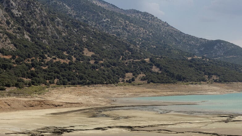 Anhaltende Trockenheit hat den Wasserstand des Stausees sinken lassen.