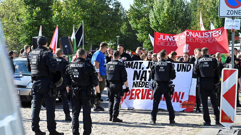 Bei der rechten Gegendemonstration waren auch viele junge Menschen anwesend.