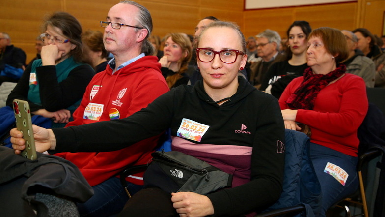 Protestzeichen: Ina Richter (Die Linke, vorn Mitte) sitzt mit einem Aufkleber des Bündnisses "Pirna ist bunt" in den Zuschauerreihen.