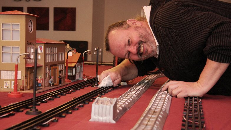 Ratskellerwirt Michael Voigt poliert noch die Gleise. Die Eisenbahnfans können am Wochenende kommen. Am Sonntag ist offenes Spielen im Ratskeller angesagt.