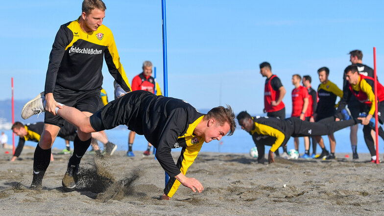 Am Strand schiebt Marco Hartmann den damaligen Nachwuchstorwart Mika Schneider als Schubkarre durch den Sand. Auch im Januar 2018 war Dynamo zum Trainingslager in Spanien.