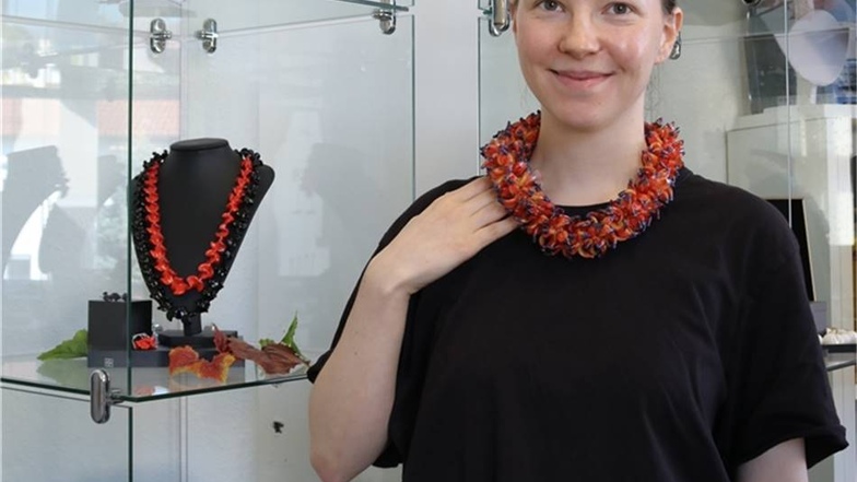 Anne Menzel aus Laußnitz ist Schmuckdesignerin in Neugablonz. Die Kette, die sie trägt, hat sie für die Mailänder Fashion Week geschaffen.