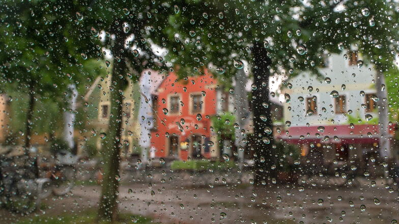 Regengüsse in Altkötzschenbroda peitschen ans Fenster.