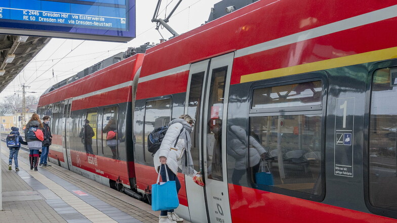 Fahrgäste steigen am Bahnhof Riesa in den Zug. Bei einer solchen Situation kam es im März zu einem Streit, bei dem ein 22-Jähriger eine Zugbegleiterin bespuckt haben soll.