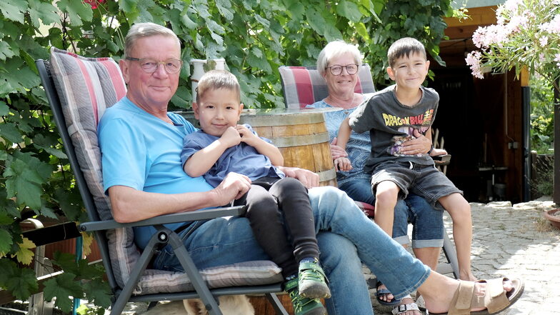 Haben jetzt noch mehr Zeit für die Familie: Uwe Klingor mit Enkel Erik und seine Frau Andrea mit Enkel Felix.