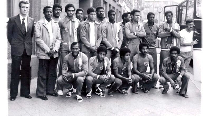 Die Kubanische Fußball-Nationalmannschaft stellt sich im Mai 1976 auf der Berliner Straße den Fotografen.
