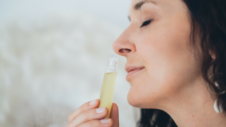 Wer Gerüche nach einer Corona-Infektion nicht mehr normal wahrnehmen kann, sollte den Geruchssinn trainieren.