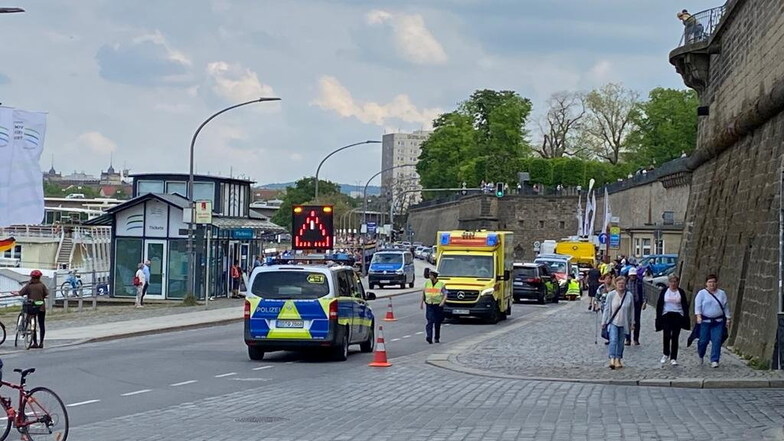Auto erfasst Fußgängerin am Dresdner Terrassenufer
