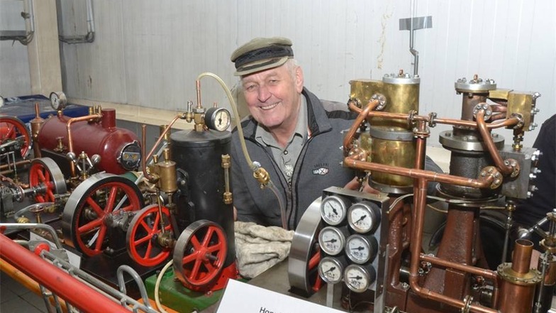 Hans Köhler aus Hoyerswerda zählt zu den Stammgästen der traditionellen Dampfmaschinenausstellung im ACO Autohaus Henke im Gewerbepark Niesky Süd