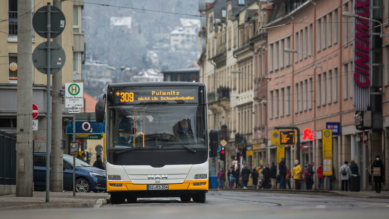 Ein Bus der Linie 309 am Schillerplatz, dieser Fahrer hat jedoch eine Plexiglasabtrennung.