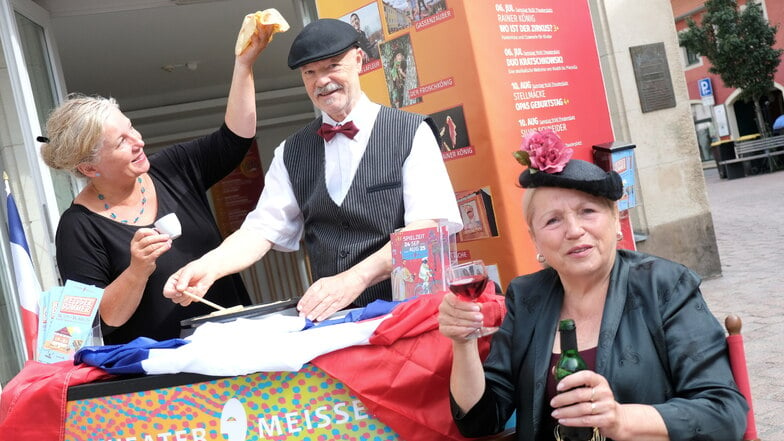 Madame Ann-Kristin Böhme (links), Monsieur Bernd (Benno) Fiedler und Madame Renate Fiedler freuen sich schon auf die Spielzeiteröffnung des Theaters.