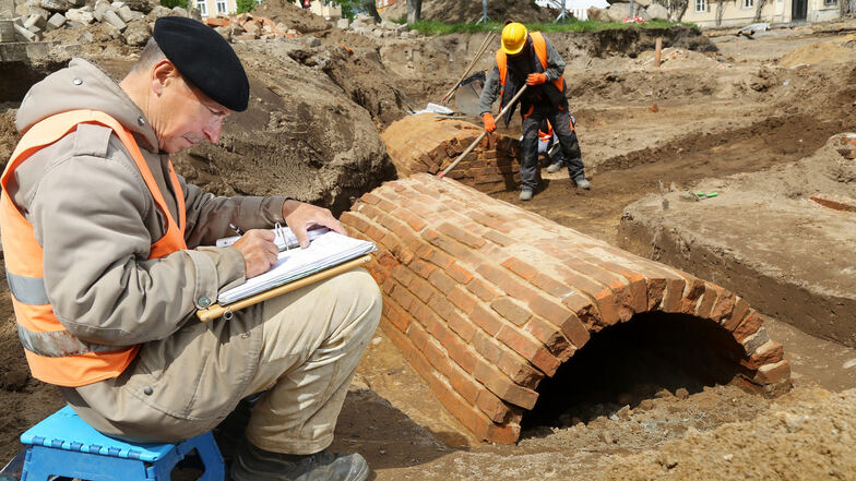 Grabungsleiter Volkhard Hirsekorn dokumentierte im Mai die gefundenen Grüfte. Sie wurden wieder zugeschüttet.