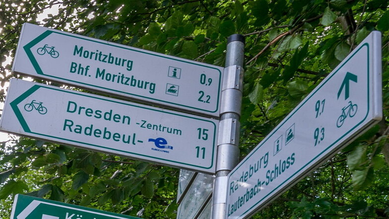 So sehen die Schilder aus, die der Freistaat Sachsen jetzt auch an den Radwegen in den Landkreisen Bautzen und Görlitz errichtet.
