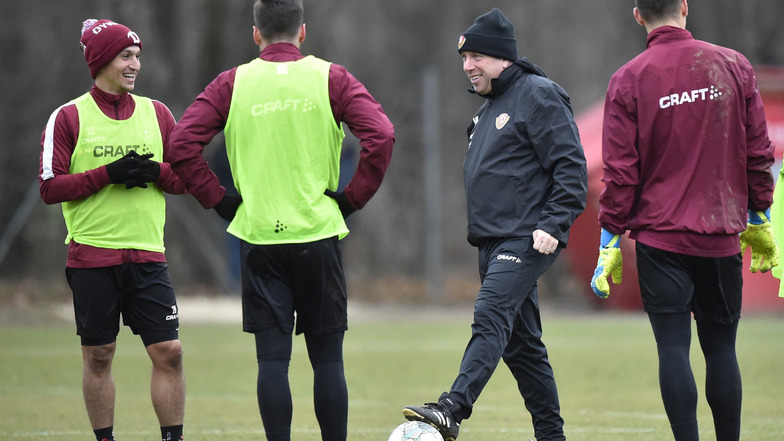 Dynamos Chefcoach Markus Kauczinski (2. v. r.) hat ab Samstag zwei Spieler mehr beim Training.