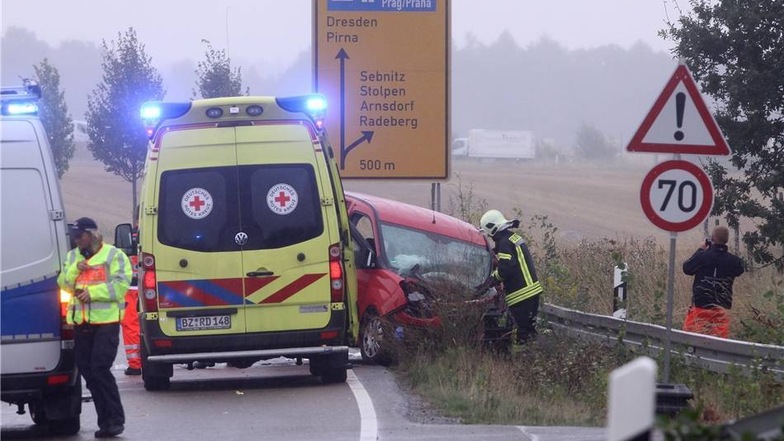 Der 52-jährige Fiat-Fahrer wurde im Fahrzeug eingeklemmt und musste durch die Freiwilligen Feuerwehren Radeberg und Großerkmannsdorf befreit werden.