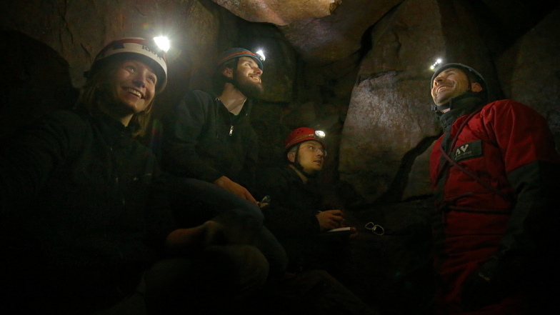 Muss man mögen: Reporter Stock (M.) mit Höhlenführer Enrico Schiffner (r.) und Touristen aus Leipzig beim Befahren der Tiefen Höhle im Bielatal.