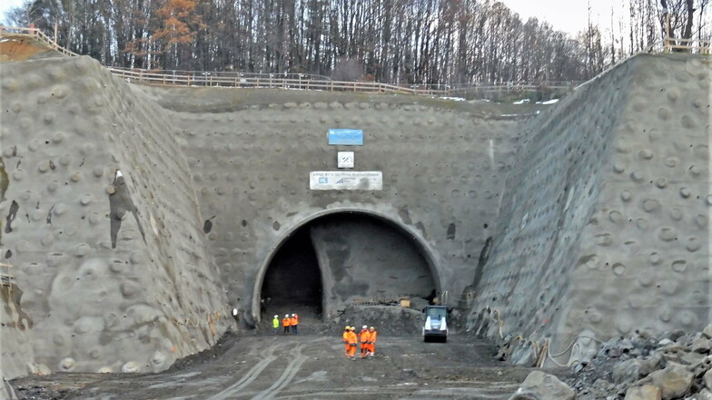 Blick auf den Kohlbergtunnel in Pirna: Die Arbeiten sind krankheitsbedingt vorübergehend gestoppt.