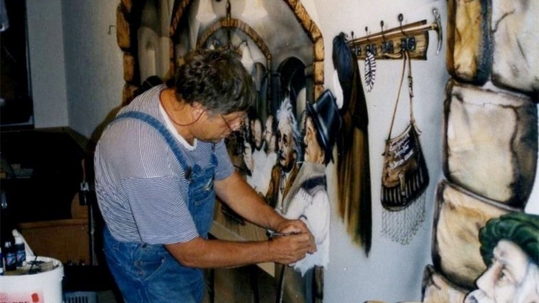 Jochem Knie im Sommer 2000 beim Auftragen des Bildes der Ratsherren-Runde im Ratskeller am Radeberger Markt. Mit Airbrush-Technik brachte er das Bild an die Wand.