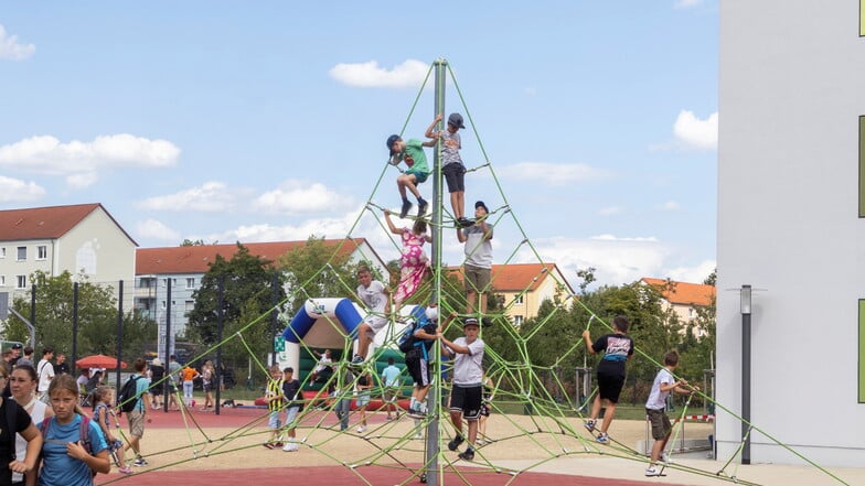 Parallel gab's verschiedene Spielmöglichkeiten und andere Angebote auf dem Gelände - von der Hüpfburg bis zur Blaulichtmeile.