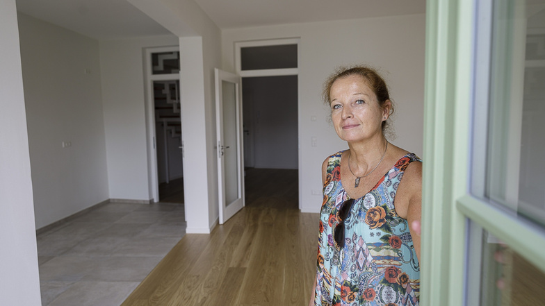 Bauherrin Beate Roch zeigt eine der großen Wohnküchen im Haus Handwerk 21. Das Gebäude ist frisch saniert.