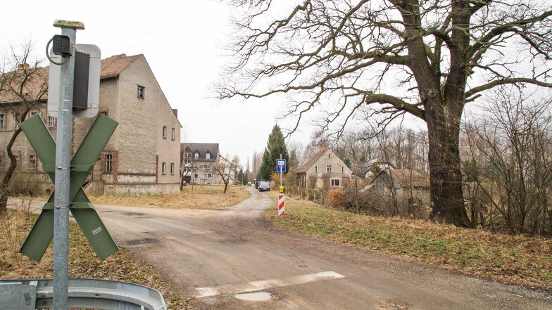 Bauland in Kodersdorf ist rar. Aber wer im Außengebiet bauen will, muss trotzdem einige Hürden meistern. Das Gebiet von den Schienen aus. Auf der rechten Seite im Hintergrund steht noch das alte Wohnhaus.