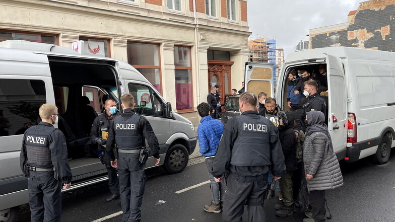 Zwei Aufgriffe von Migranten gab es diese Woche in der Stadt Görlitz. Am Dienstag wurden 25 Flüchtlinge auf der Jakobstraße aus einem polnischen Transporter (rechts) befreit.