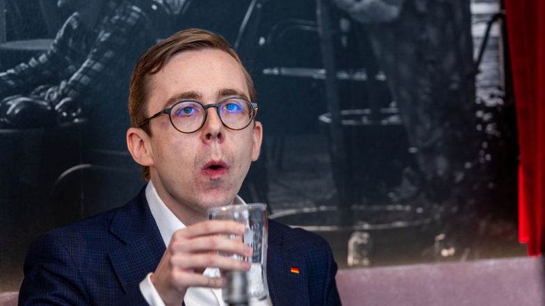 Der Bundestagsabgeordnete Philipp Amthor (CDU) trinkt nach einem Schwächeanfall bei einer Pressekonferenz ein Glas Wasser. Amthor soll CDU-Generalsekretär in Mecklenburg-Vorpommern werden.