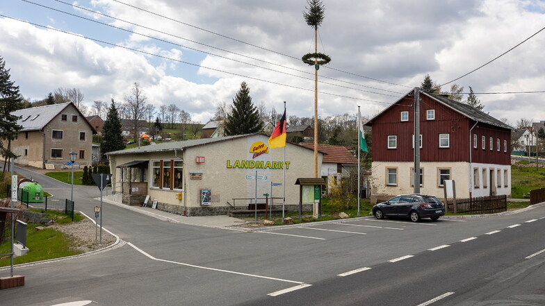 Sadisdorf erstreckt sich entlang der B171. Hier auf dem Platz am Landmarkt hat sich ein kleines Ortszentrum entwickelt, wo der Bus hält und der Maibaum steht.