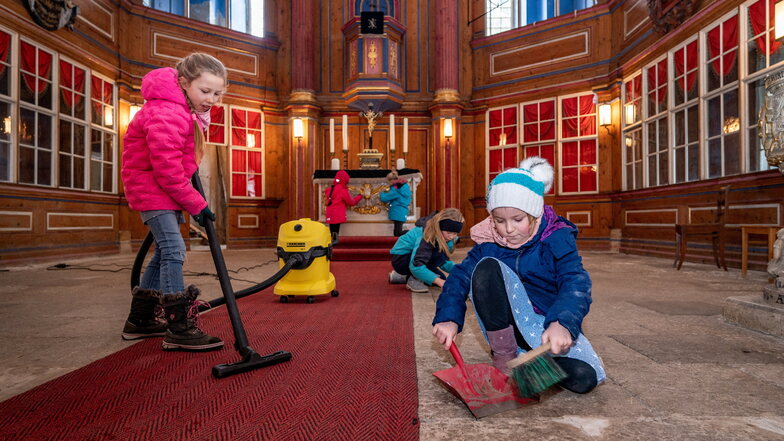 Die Kinder aus dem evangelischen Hort haben in der Technitzer Kirche geputzt.