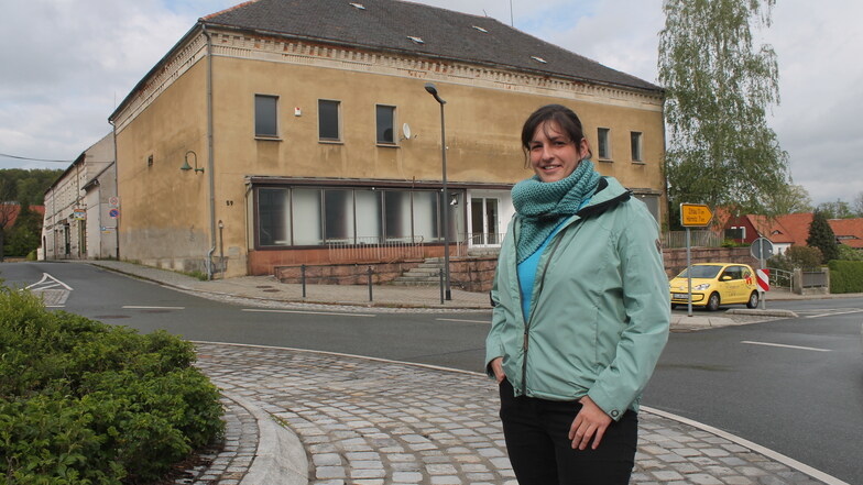 Stefanie Golbs vor dem ehemaligen NKD-Markt in Großschönau. Das leerstehende Gebäude will sie umbauen.