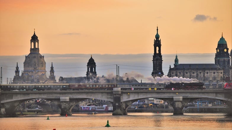 Mit Volldampf durch Dresden und nach Tschechien: Historische Dampflok-Fahrten im August und September
