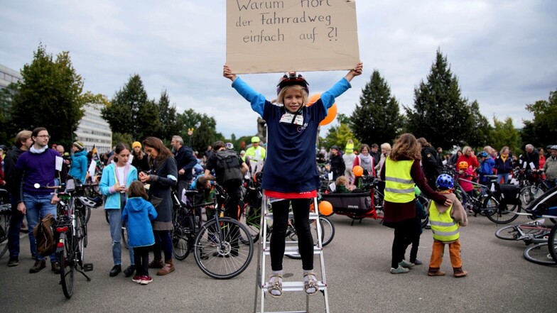 Die achtjährige Merit zitierte mit ihrem Plakat den Entertainer Jan Böhmermann, der das Thema Radverkehr jüngst in seiner Sendung im ZDF in den Fokus rückte.