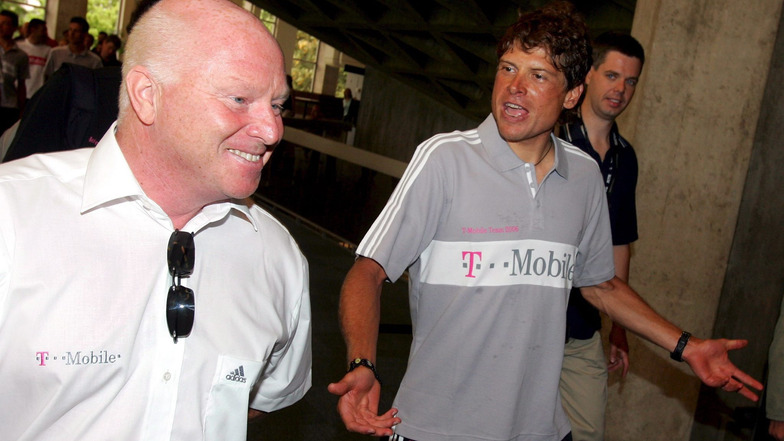 Der deutsche Radprofi Jan Ullrich (r) und Sportdirektor Rudy Pevenage auf dem Weg zur medizinischen Untersuchung vor dem Start der Tour de France 2006. Wenig später wurde Ullrich von seinem Rennstall Team T-Mobile suspendiert.