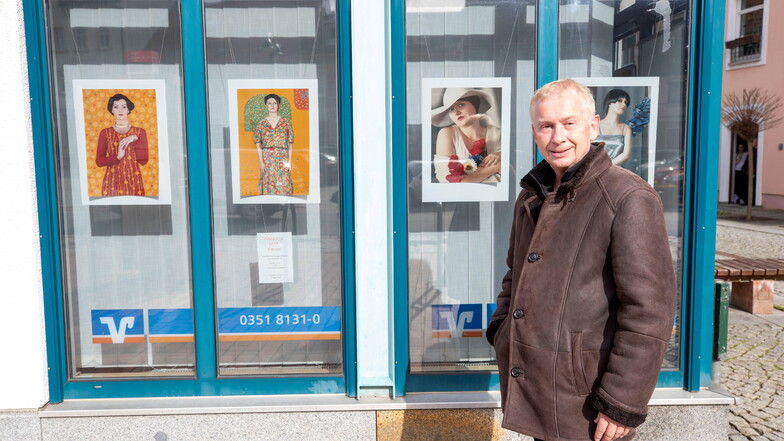 Andreas Körner zeigt seine Fotos im Schaufenster der Volksbank Dresden-Bautzen.