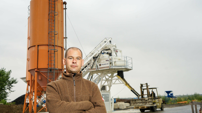 Unternehmer Thomas Helbig steht vor der neuen Betonmischanlage im Burkauer Gewerbegebiet.