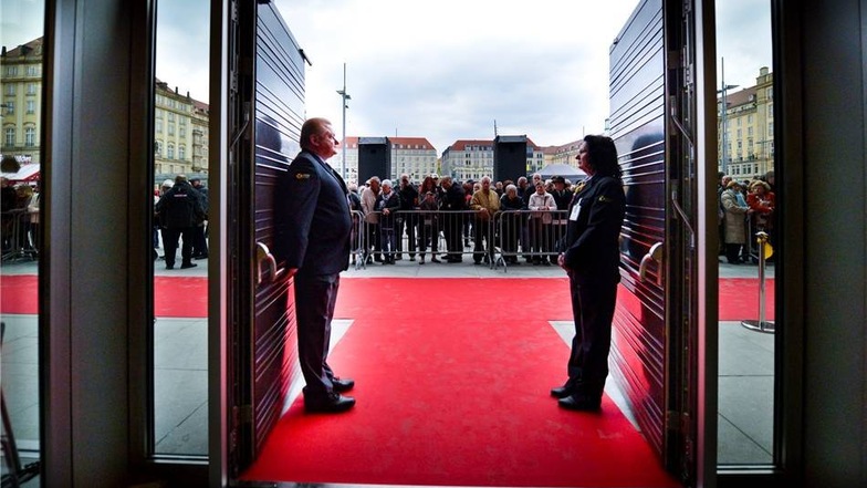 Hereinspaziert! Die Türen gehen auf, gleich kommen die Gäste über den roten Teppich in den Kulturpalast. Dresdner und Besucher der Stadt begrüßen sie.