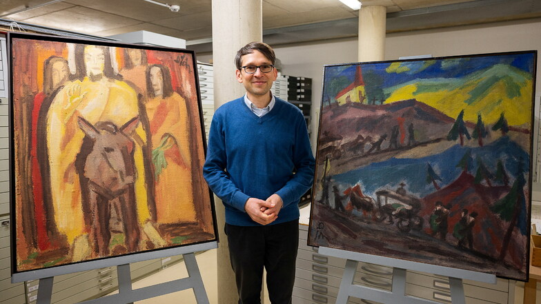 Der Kunsthistoriker Kai Wenzel mit den beiden neu erworbenen Gemälden des Malers Willy Schmidt im Depot des Kulturhistorischen Museums Görlitz.