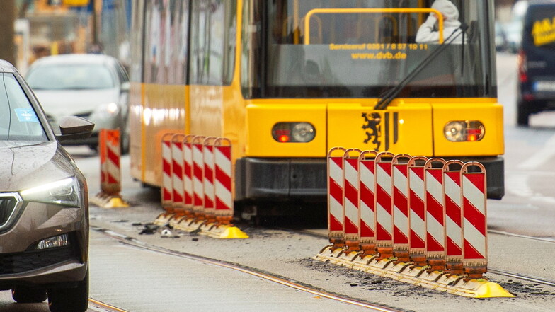 In Höhe Hauptstraße ist das Gleisbett der Straßenbahn mitten auf der Meißner Straße in Radebeul-Ost besonders marode, wie links und rechts der Warnbaken zu erkennen ist. Ein Baubeginn für die grundhafte Sanierung ist jedoch noch nicht in Sicht.