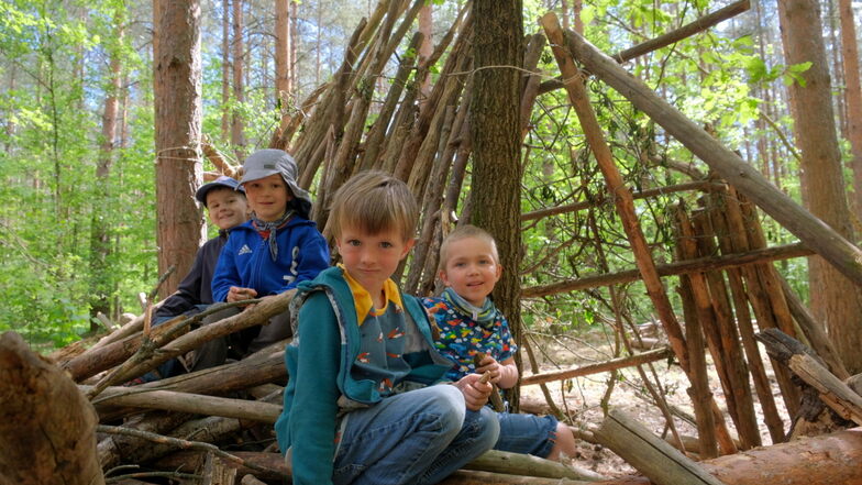 Die Kinder haben sich ein Baumhaus gebaut.