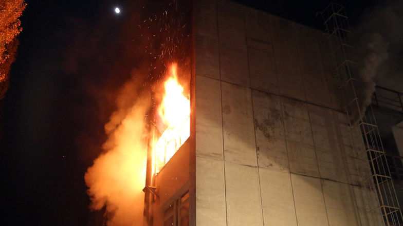 Kurz nach Mitternacht schlugen Flammen aus den Fenstern des Ex-Hotels.