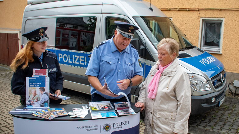 Das Präventionsmobil der PD Chemnitz hat am Freitag auf dem Dorfplatz in Marbach Station gemacht. Frank Arnold und Katrin Junghannß haben dort unter anderem Fragen zum Thema Sicherheit rund ums Haus beantwortet. Auch Annelies Wagler holte sich Rat.