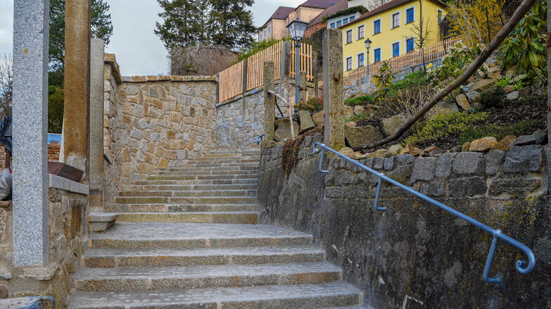 Die Treppen des Osterwegs an der Ortenburg wurden saniert.