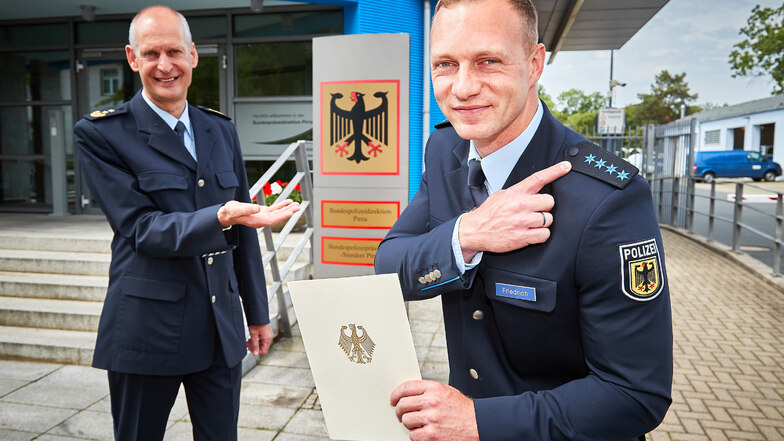 Francesco Friedrich (30) aus Pirna trägt jetzt vier blaue Sterne auf seiner Polizeiuniform. Die wurden ihm von André Hesse (li.), dem neuen Leiter der Bundespolizeidirektion Pirna verliehen.