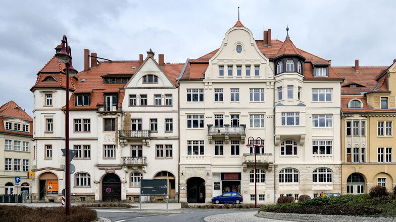 Imposanter Bau am Kreisverkehr Schillerplatz in Sebnitz. Das Theatre Libre und die Musikschule sind hier zu Hause (rechtes Gebäude).