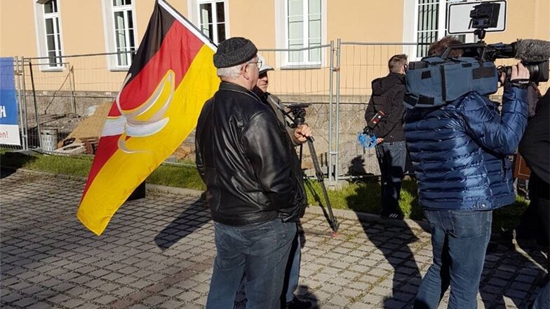 Vor Beginn des Prozesses standen etwa 100 Personen vor dem Gerichtsgebäude in Kamenz. Auch dieser Mann aus Hoyerswerda, der die BRD für eine Bananenrepublik hält, reihte sich in die Warteschlange vor der Tür ein.