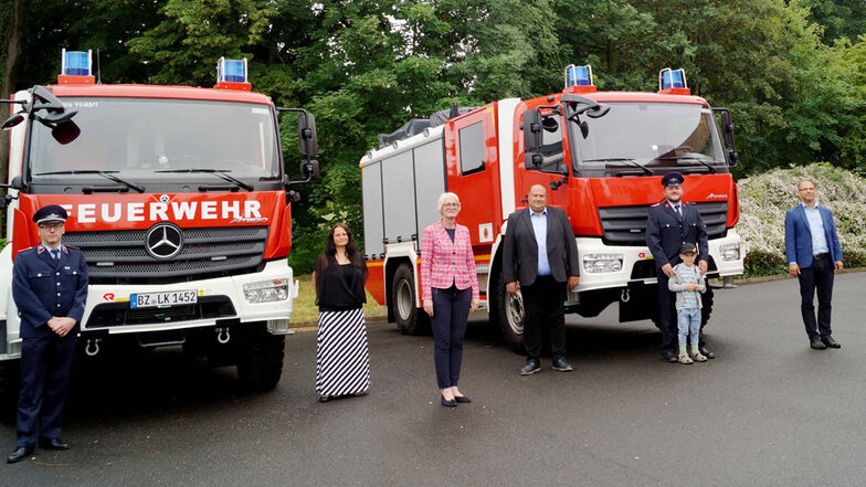 Im Feuerwehrtechnischen Zentrum Kamenz übergab die Landkreis-Beigeordnete Birgit Weber (Mitte) die Schlüssel für neue Katastrophenschutzfahrzeuge. Das Fahrzeug (li.) wird bei der Ortsfeuerwehr Straßgräbchen stationiert und zum Einsatz kommen.